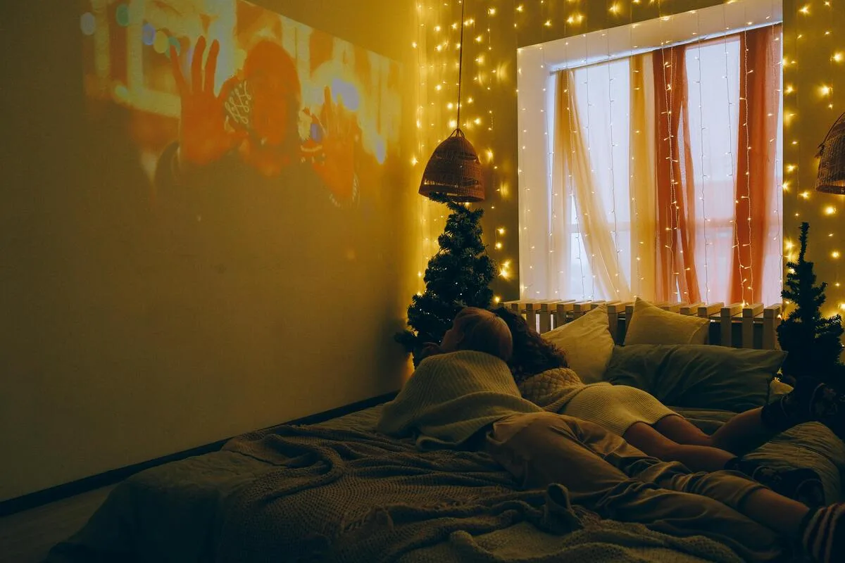 Deux jeunes femmes en train de regarder une comédie romantique de Noël.