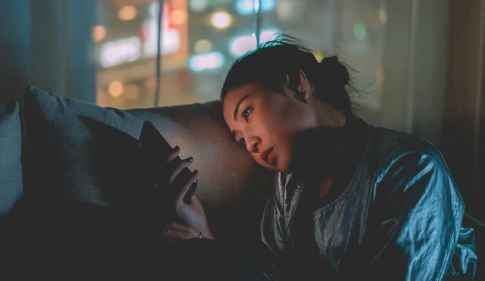 © Pexels, mikoto.raw Photographer Photo d'une jeune femme de profil, avec des cœurs floutés en fond - conseils pour surmonter votre rupture amoureuse