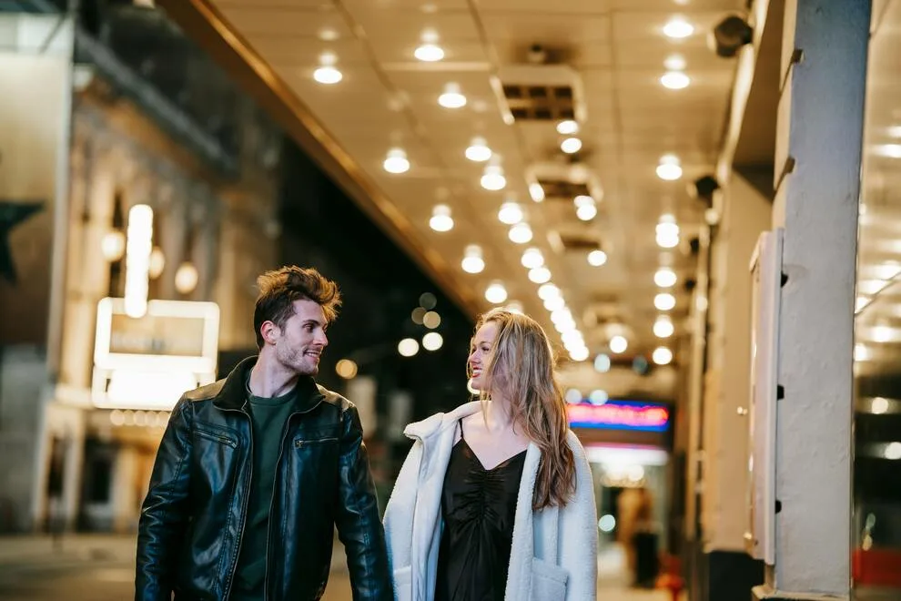 Photo d'un couple se tenant la main dans la rue pour illustrer l'article "Comment rencontrer quelqu'un sans passer par internet ?"