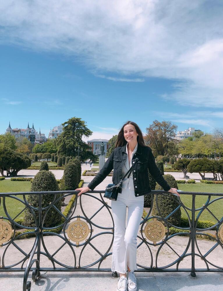 Anaëlle Adam, copywriter freelance, souriant dans un parc