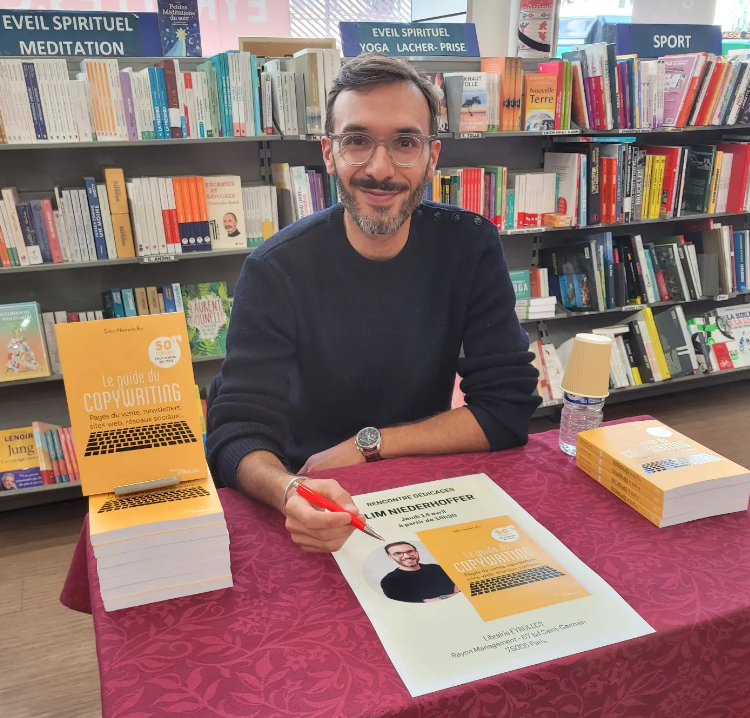 protocole 10x10, photo de Sélim Niederhoffer, souriant et signant son livre