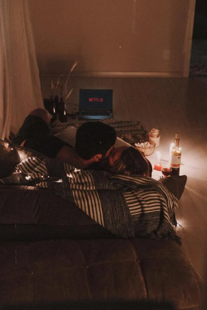 Couple s'embrassant devant Netflix - activité en couple pour Halloween