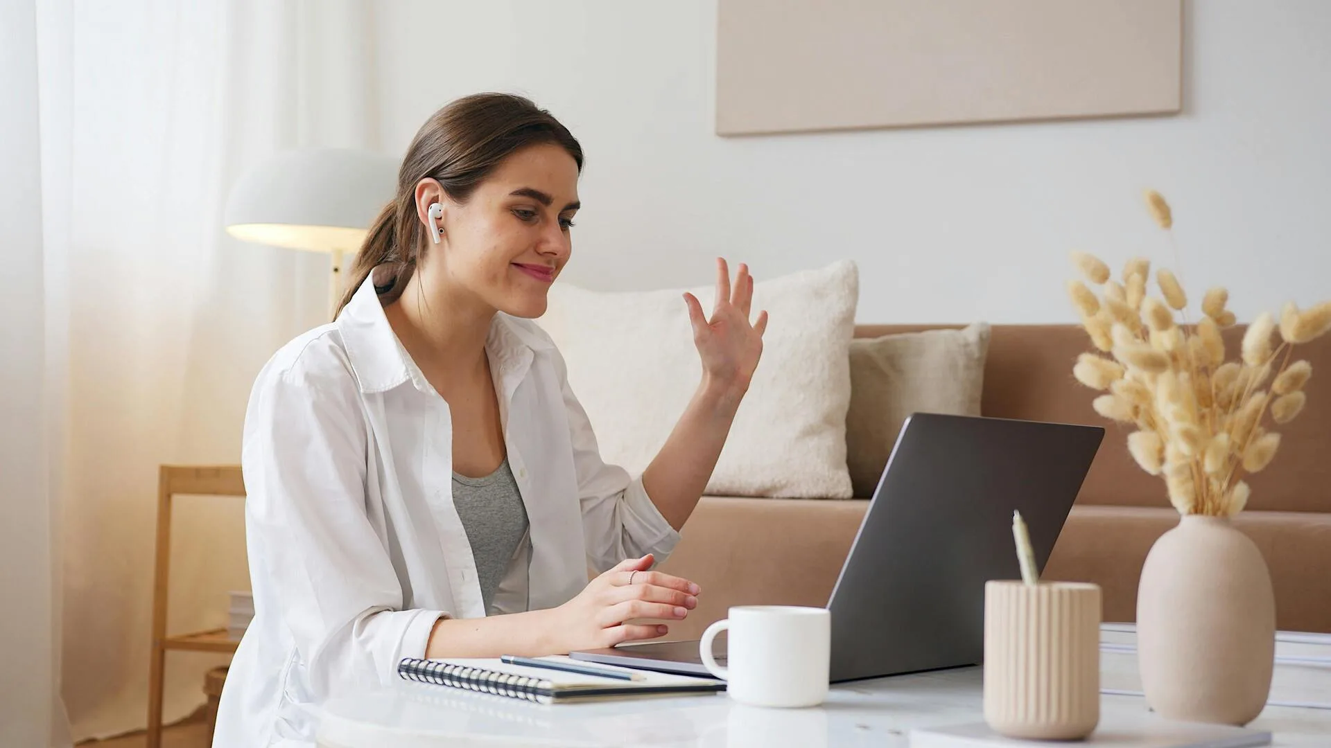 Jeune femme en pleine séance de coaching SEO
