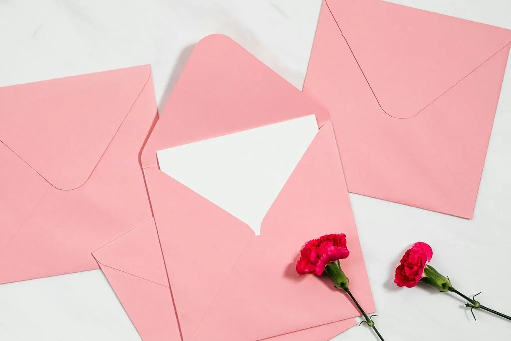 Lettres roses symbolisant une newsletter
