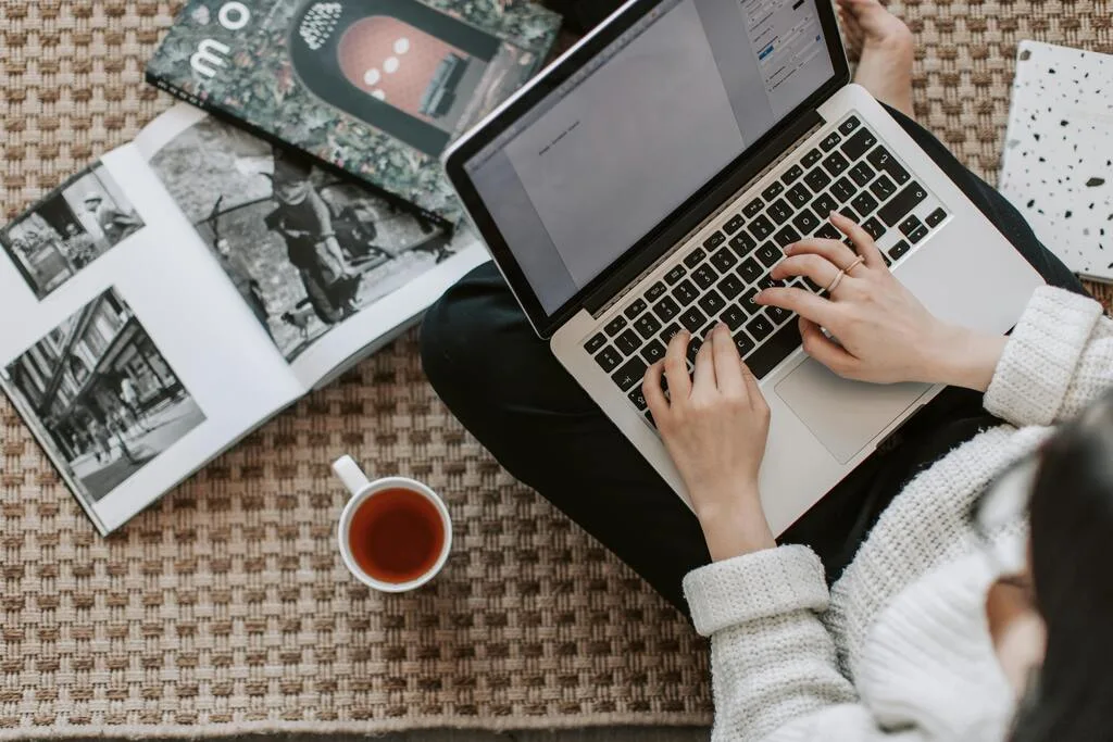 Jeune femme en train d'écrire un article de blog SEO