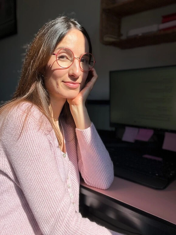 Anaëlle Adam, rédactrice de blog, assise à son bureau.