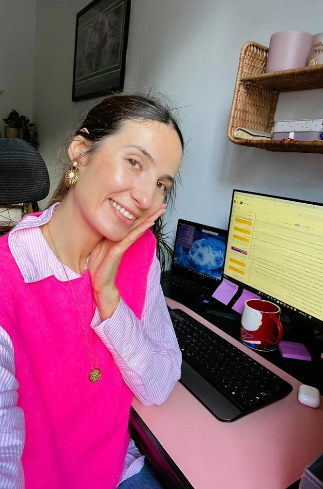 Anaëlle Adam, rédactrice web seo de site internet, à son bureau