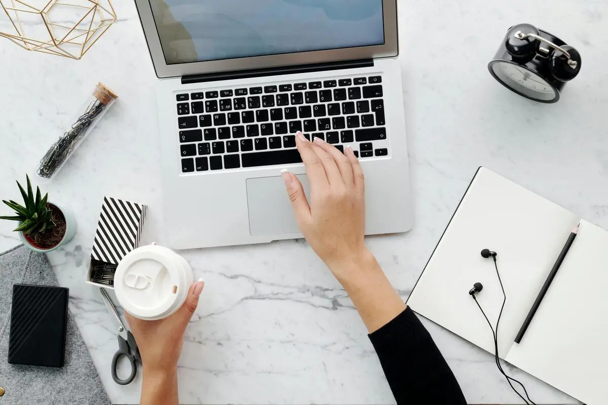 Femme en train d'écrire un article de blog d'entreprise