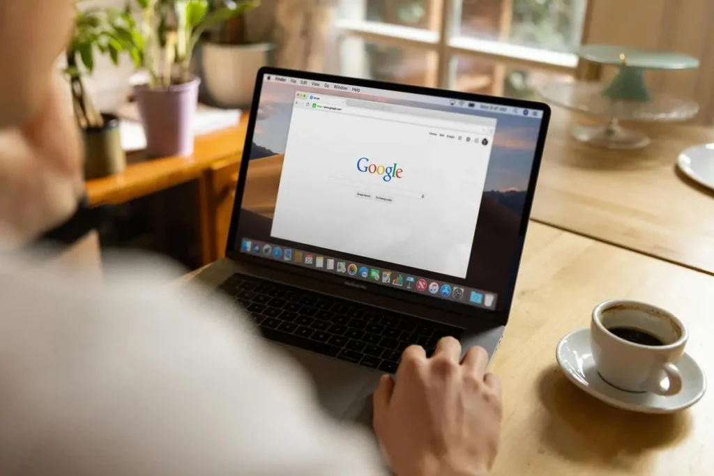 Internaute effectuant une recherche sur Google, avec une intention de recherche SEO