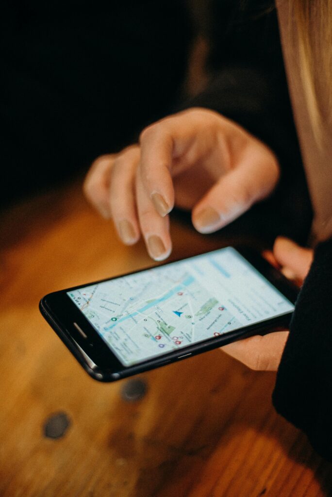 Jeune femme effectuant une recherche sur Google Maps