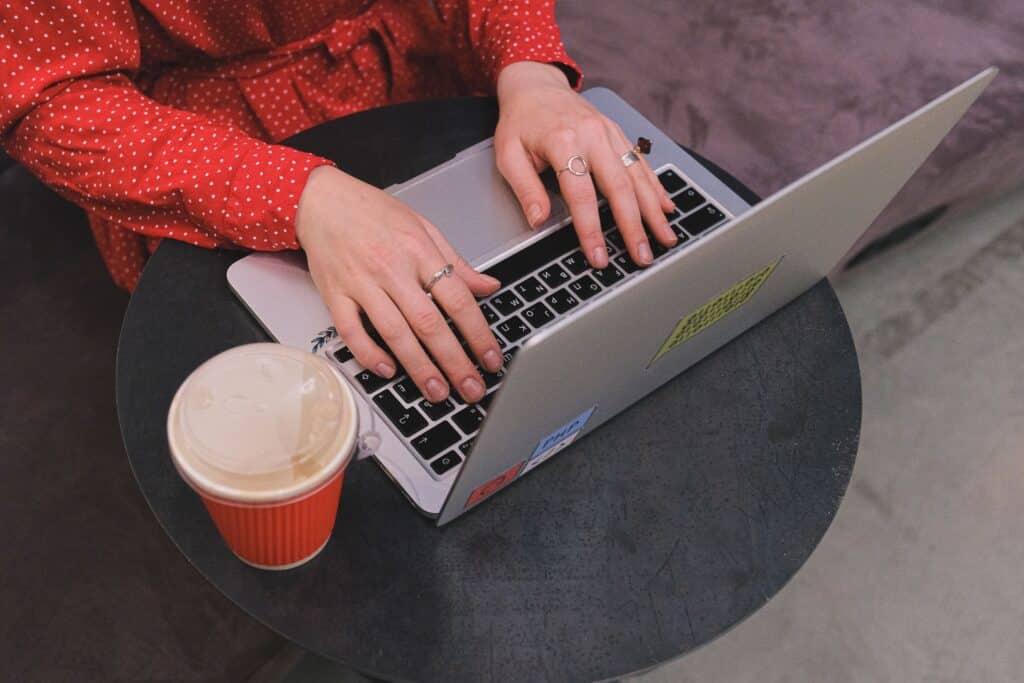 Professionnelle appliquant les bonnes pratiques SEO sur un site web