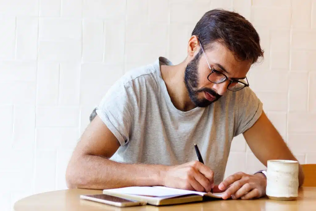Sélim Niderhoffer, formateur de la meilleure formation copywriting Devenir copywriter 5 étoiles, en train d'écrire.