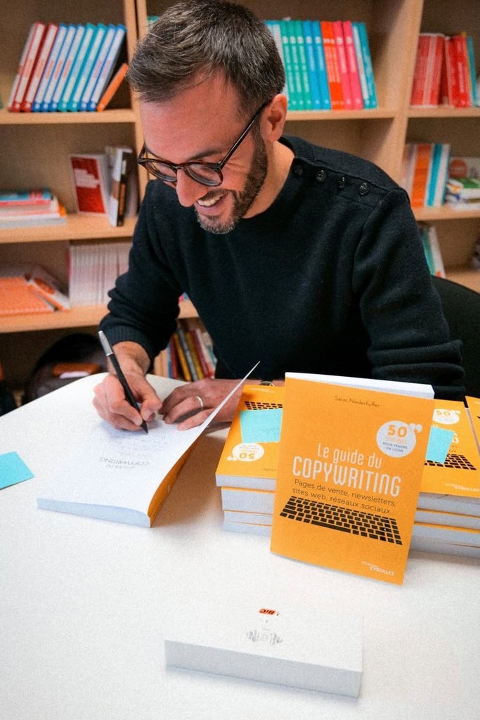 Séance de dédicace du Guide du Copywriting, best-seller en France, par Sélim Niederhoffer, meilleur copywriter français